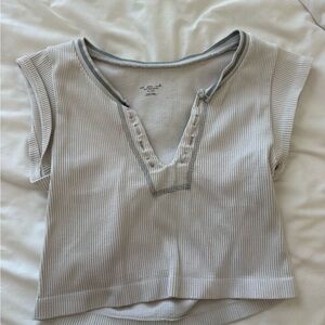 Urban Outfitters Ribbed V-Neck Cropped Tee in Light Gray with Dark Trim